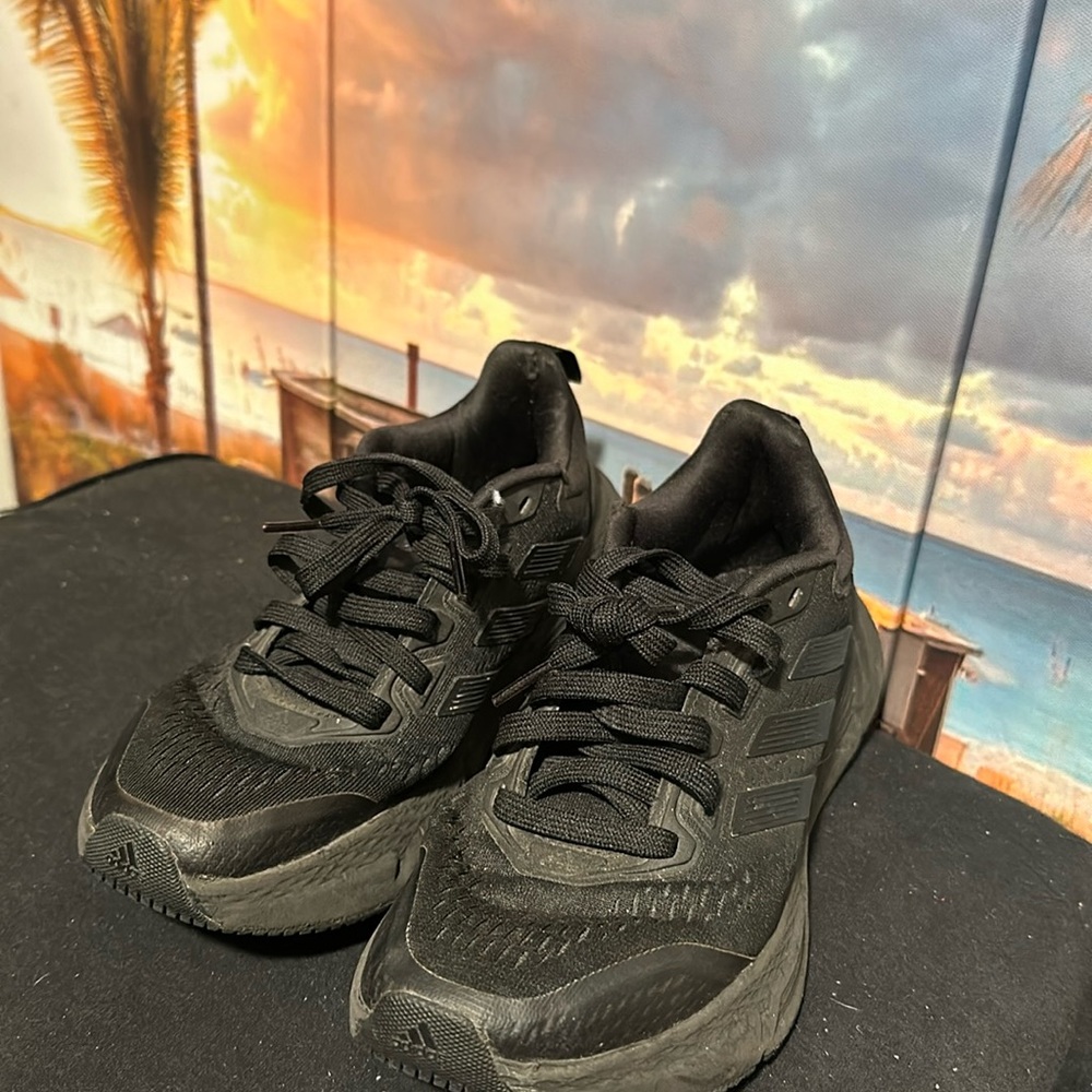 Adidas Questar running shoes size 6